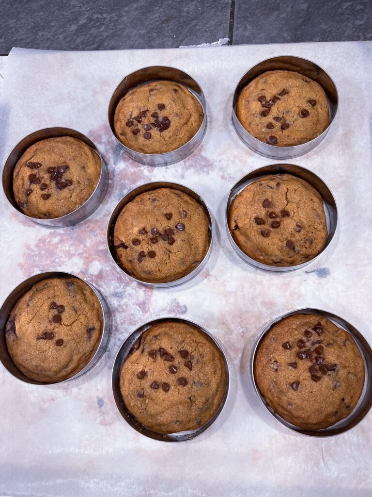 Using burger rings to bake chocolate chip cookies :)