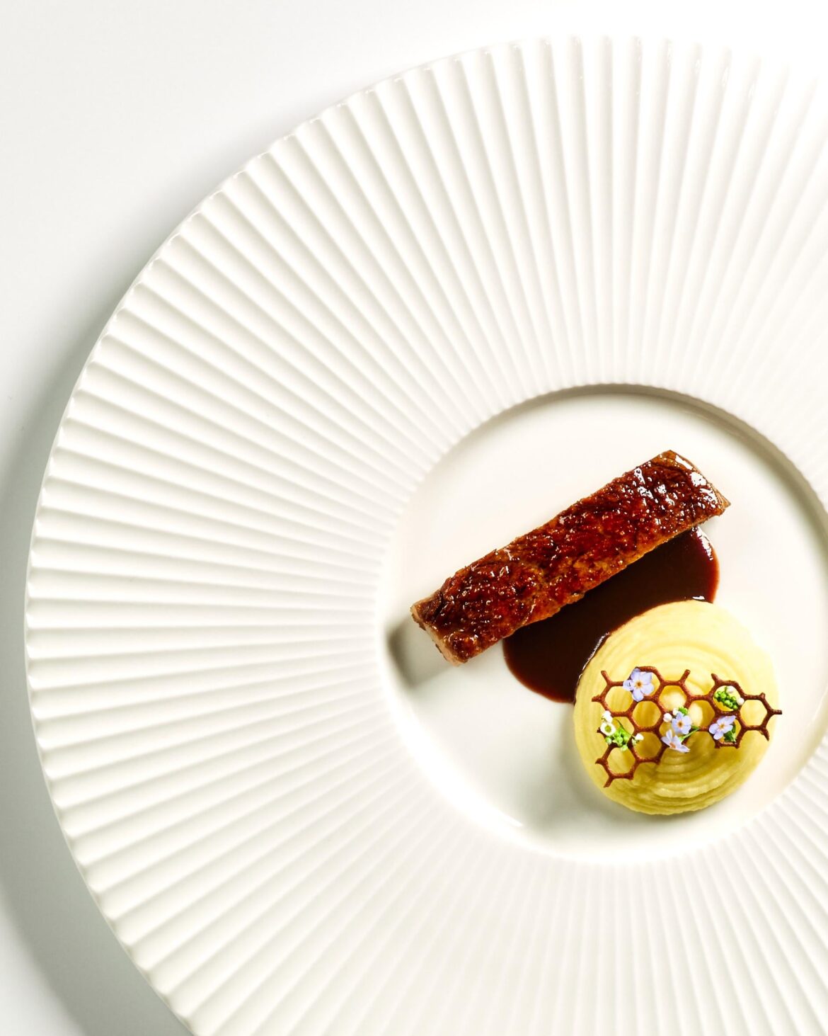 Entrecôte with bordelaise sauce, potato purée and onion tuille