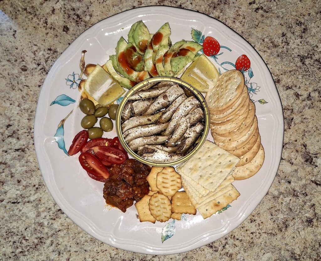 First time trying sprats (Baltic Gold brisling sardines in oil with garlic)! Full review in comments.