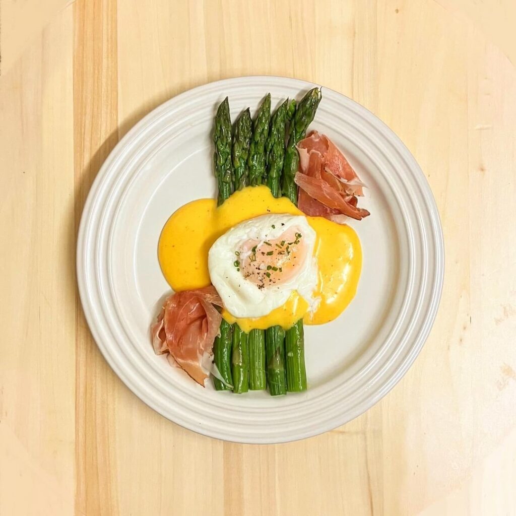 Asparagus, prosciutto, poached egg, sriracha hollandaise