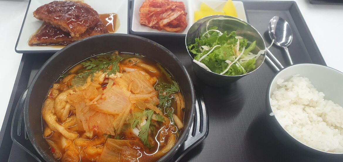 Simple Dinner (Kimchi Nabe Udon)