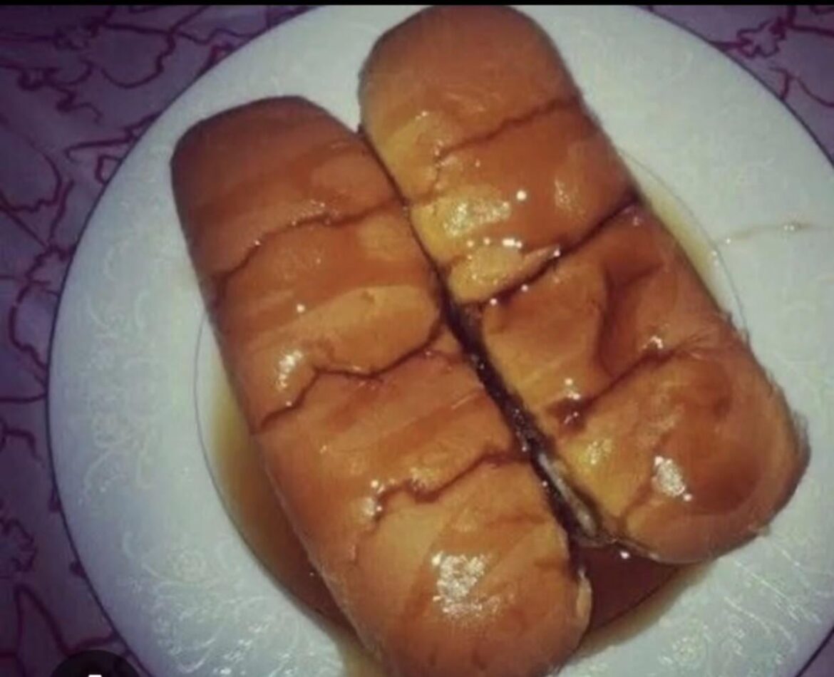 hotdog buns and syrup