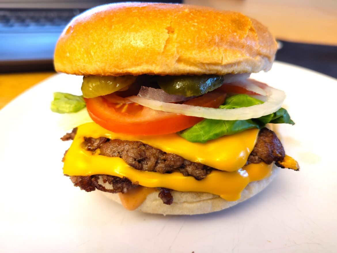 I want to share this photogenic smash burger I made recently