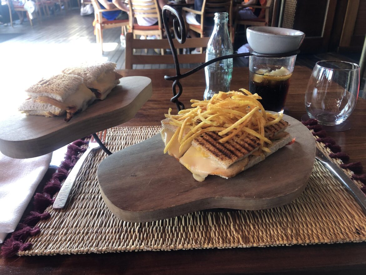 Thought the clubsandwich should be made in two levels, not the plating (dip in the 3 level). And why is the chips on my sandwich?