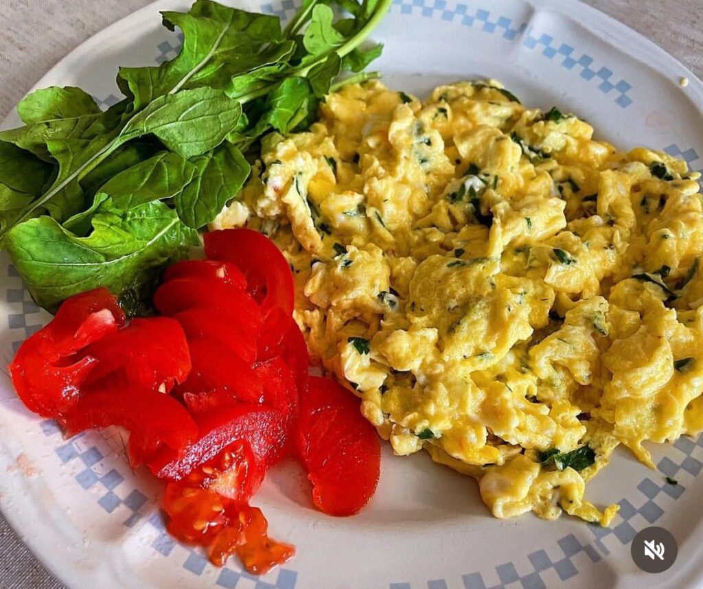 Scrambled eggs with parsley and tomatoes