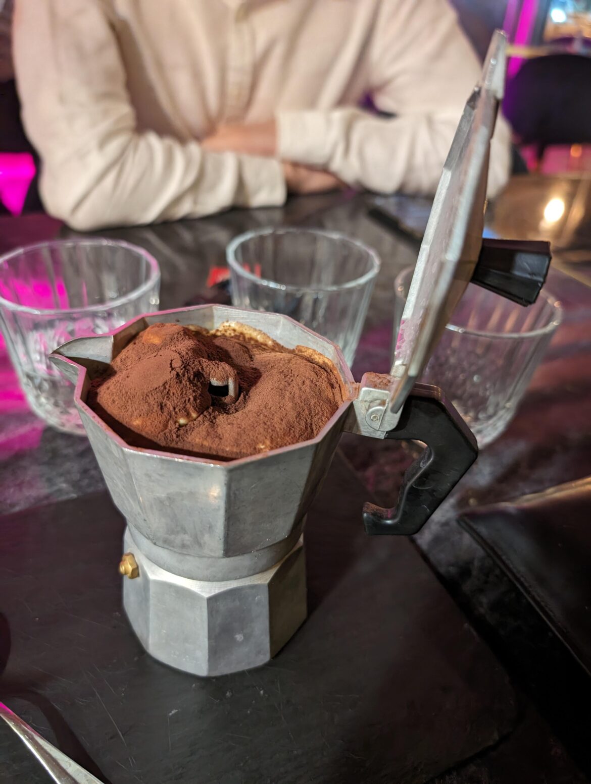 Tiramisù served in a damn moka