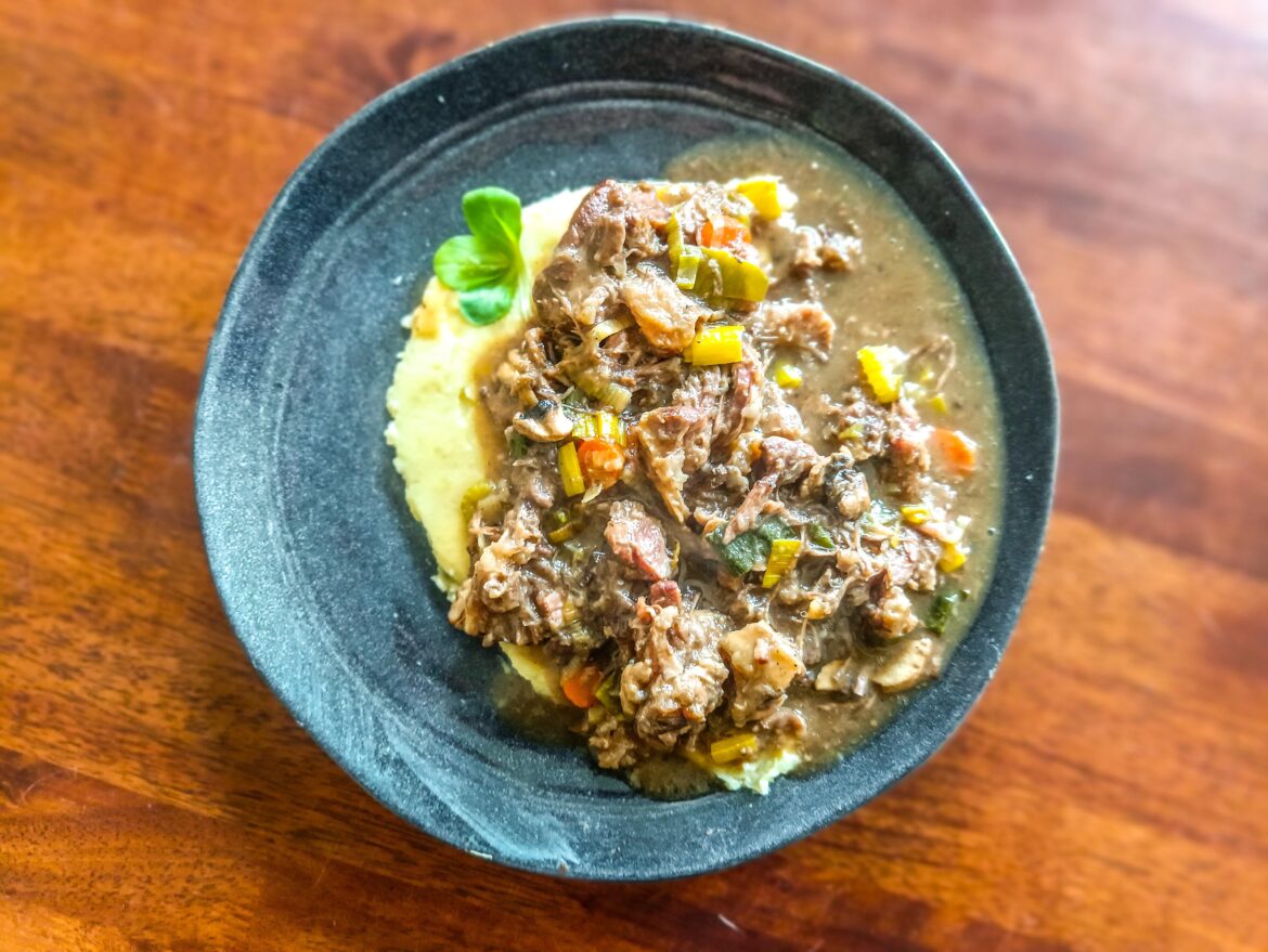 Ox tails with mashed potatoes