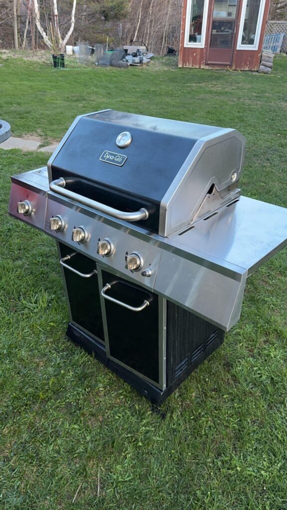 The trash gods smiled upon me today! New bbq from being a trash vulture