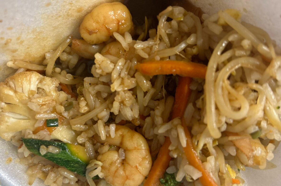 [OC] Shrimp Chapsui. At first glance it looks simple and easy to prepare, it brings chaufa rice with long sautéed vegetables, dandelions, soy, freshly extracted and cooked shrimp, the secret is MERKEN: smoked and ground red pepper. to enjoy it without guilt!