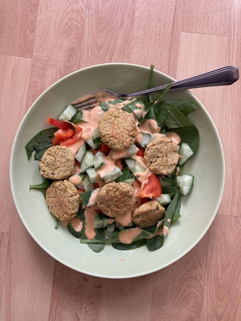 After a lot of weight gain and years of not counting calories, I’m back on the wagon here. First meal: Falafel salad, 296 kcals