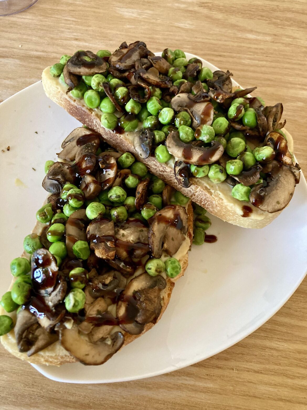 Mushrooms and green pea toast (417 kcal, 24 g P)
