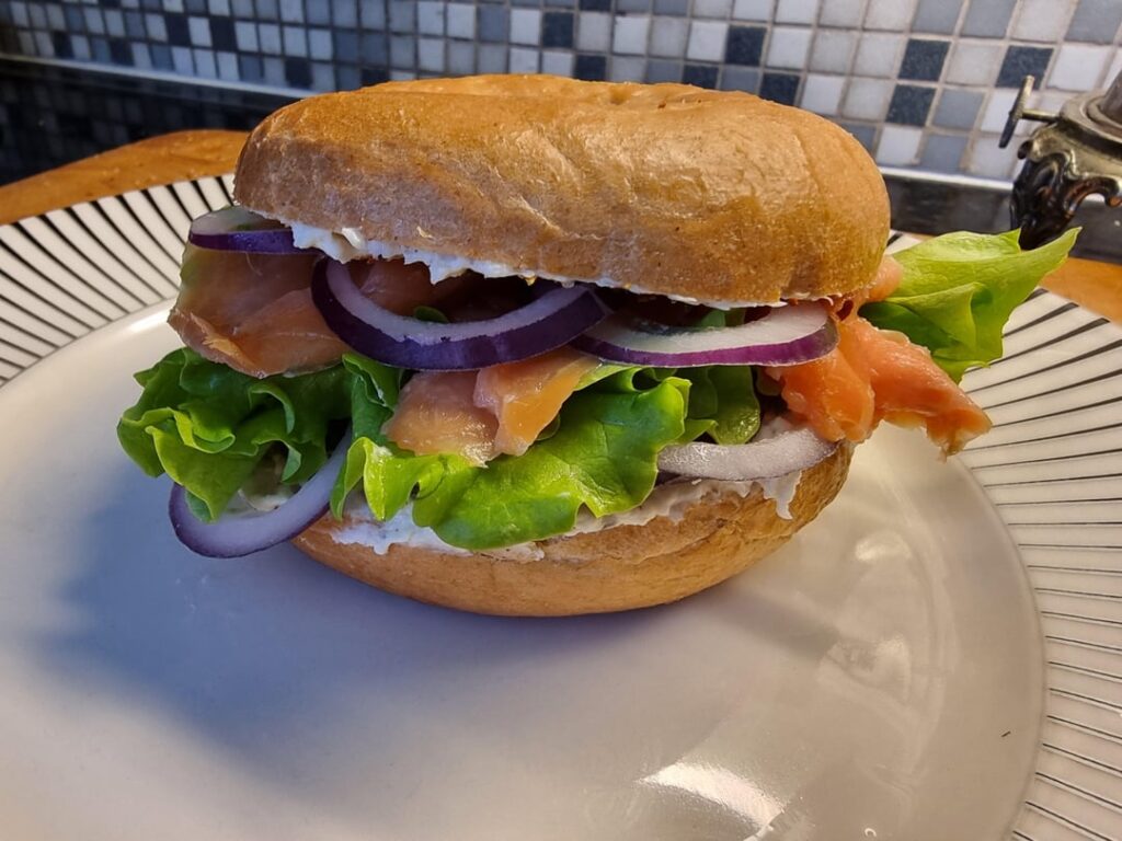 [Homemade] sunday lunch bagel with cream cheese, horseradish, capers, smoked salmon, lettuce and onions