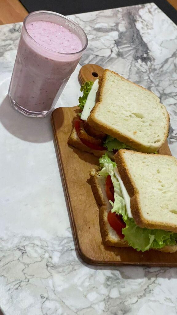 Sandwich + smoothie = love