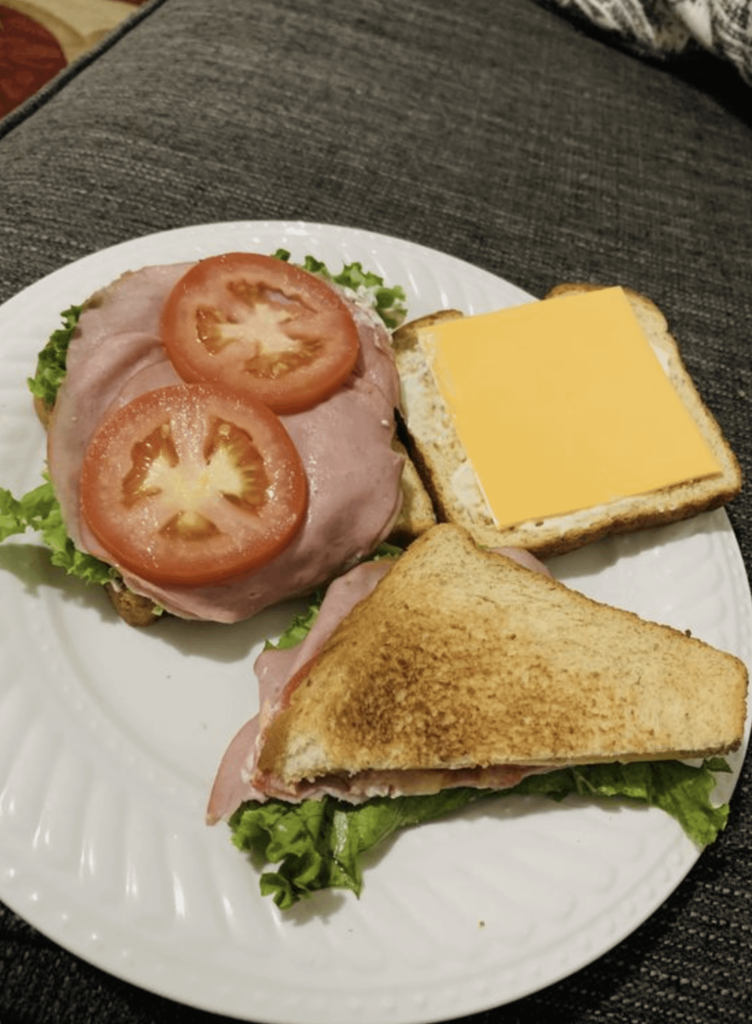 I prepared this simple sandwich, it doesn't have many things, but it has what it takes to be a good homemade sandwich