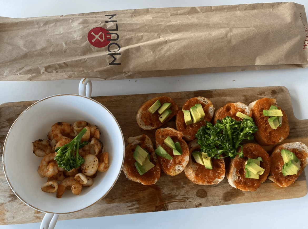 I tried making Gochujang Butter 고추장 버터 this time and spread it on a Baguette as well as on Seafood. I was expecting a lot but it turned out really good😋lol
I’ve shared the recipe in the comment section 🥖