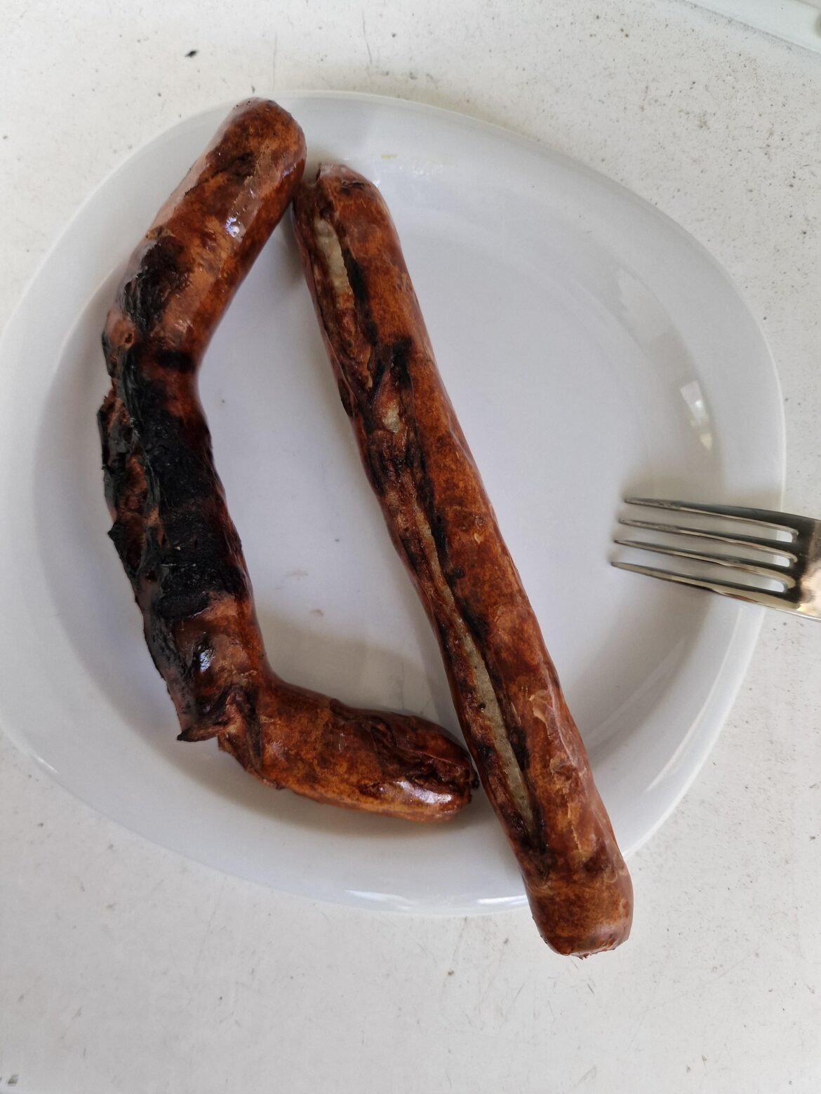 Scoring Bratwurst parallel or perpendicular creates a different bend after cooking