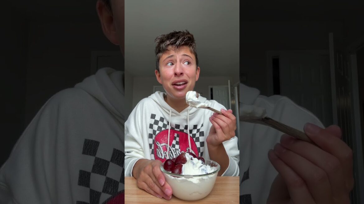 Greek yogurt & grapes!!!! #mukbang #greekyogurtandgrapes
