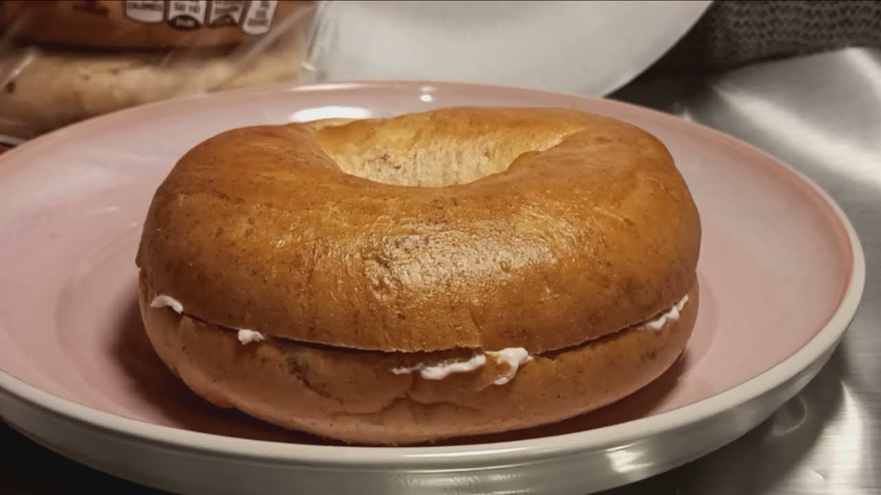 CINNAMON RAISIN BAGELS BY THOMAS & FOOD LION CREAM CHEESE SPREAD