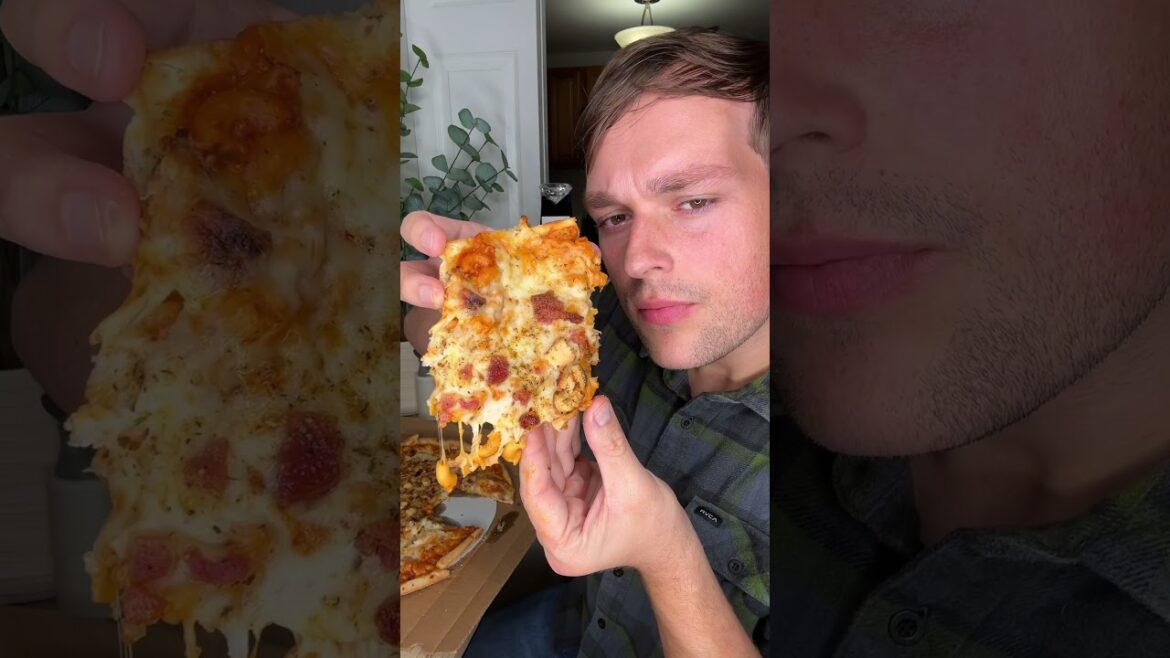 Adult Mac and Cheese pizza #chicago #foodie #foodlover #foodreview