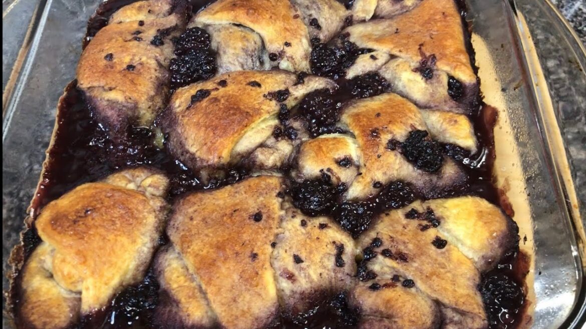 Blackberry Cobbler Crescent Rolls!! || Summer Dessert Recipe