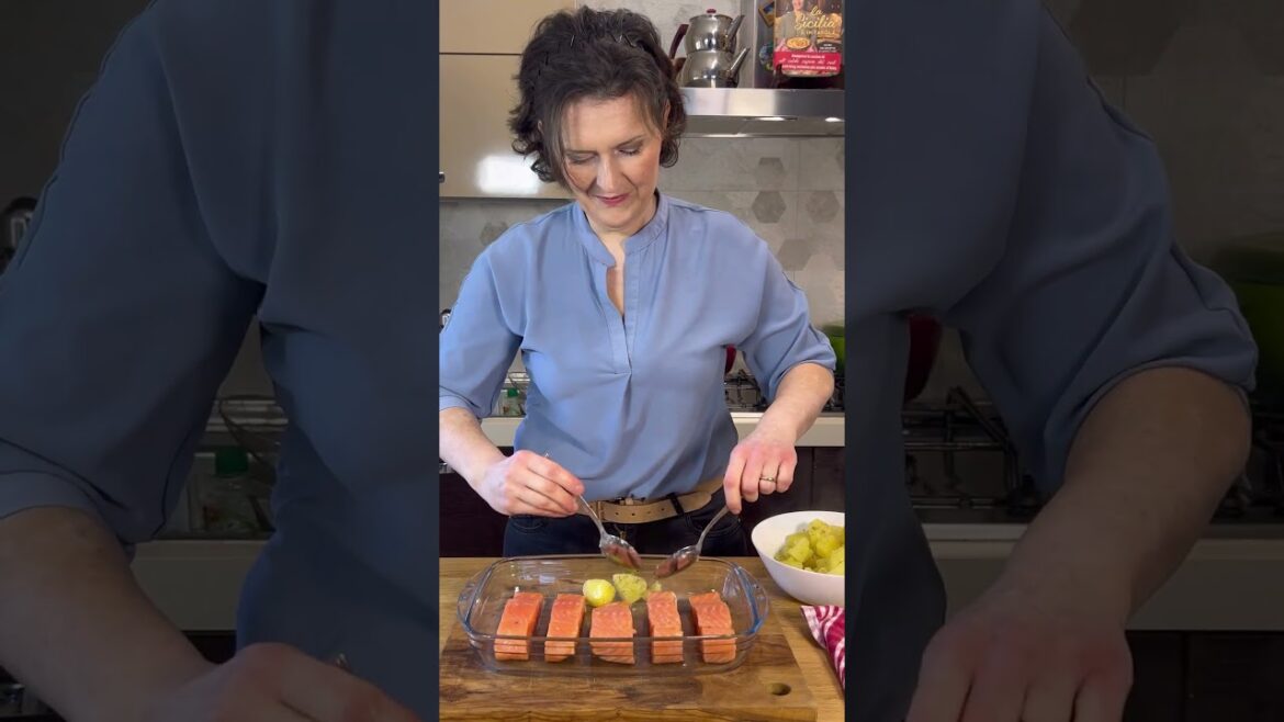 Salmone al forno con patate e pomodorini Salmone al forno con patate e pomodorini