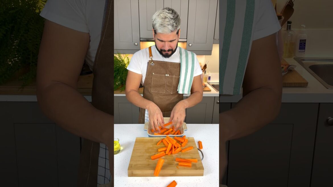 HONEY GLAZED CARROTS & BUTTERED LEEK | CHRISTMAS MENU IDEAS 2021 #Shorts HONEY GLAZED CARROTS & BUTTERED LEEK | CHRISTMAS MENU IDEAS 2021 #Shorts