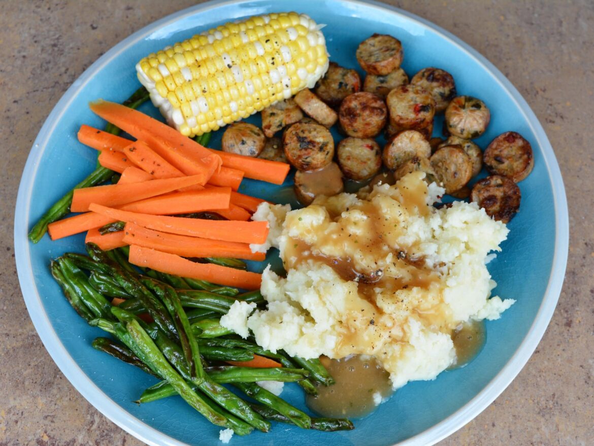 402 calorie dinner: Potato-Cauli mash with gravy, Big Mountain no-soy sausage links, carrots, green beans, corn on the cob.