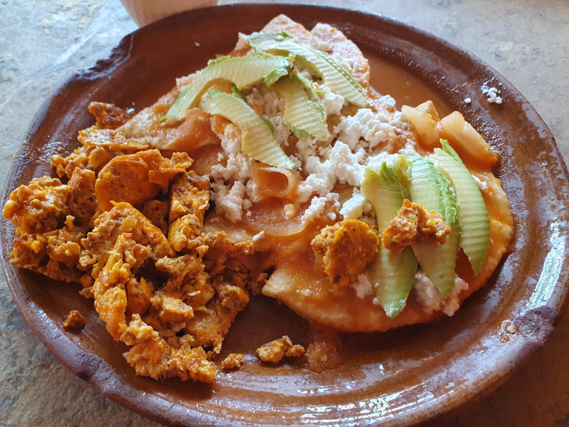 Enchiladas y huevo con chorizo
