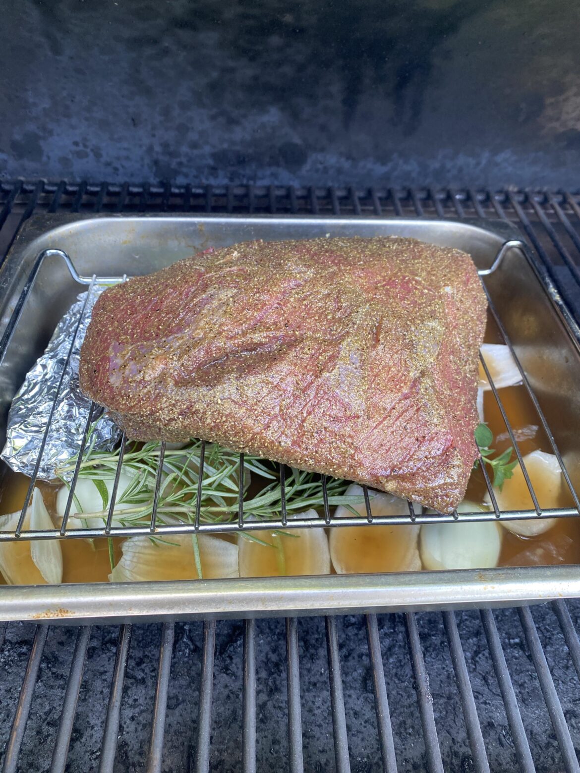 Smokiń some Father’s Day meat. The onions underneath will be the base for the *Onion* gravy 🤤