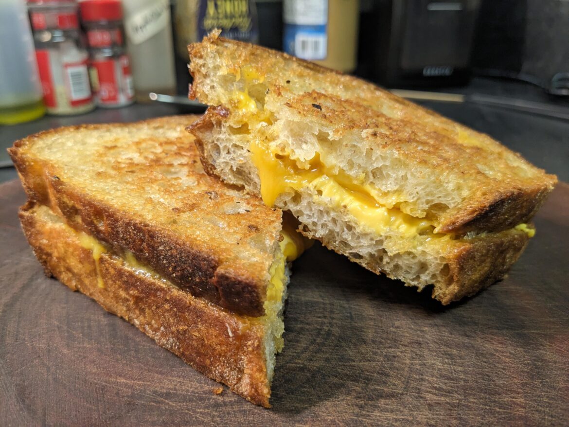 I submit my sandwich of American cheese and extra sharp cheddar on homemade bread. Pan toasted with allioli 😀