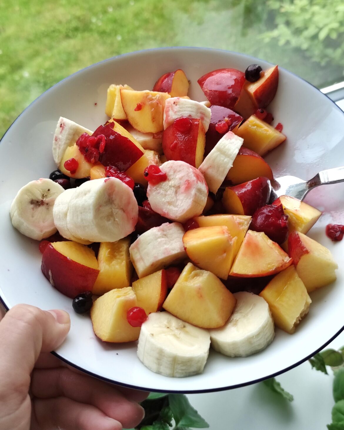 It's been getting so warm out recently I've just been craving lots of sweet fruit (~240 cals)