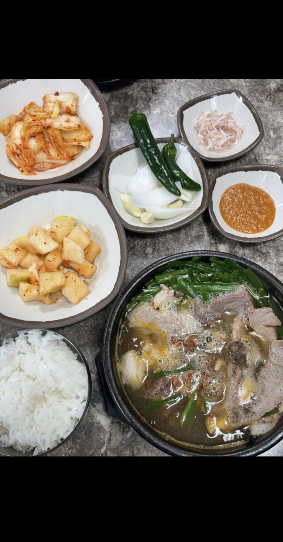 What to do with raw chilies and garlic that come with 갈비탕?