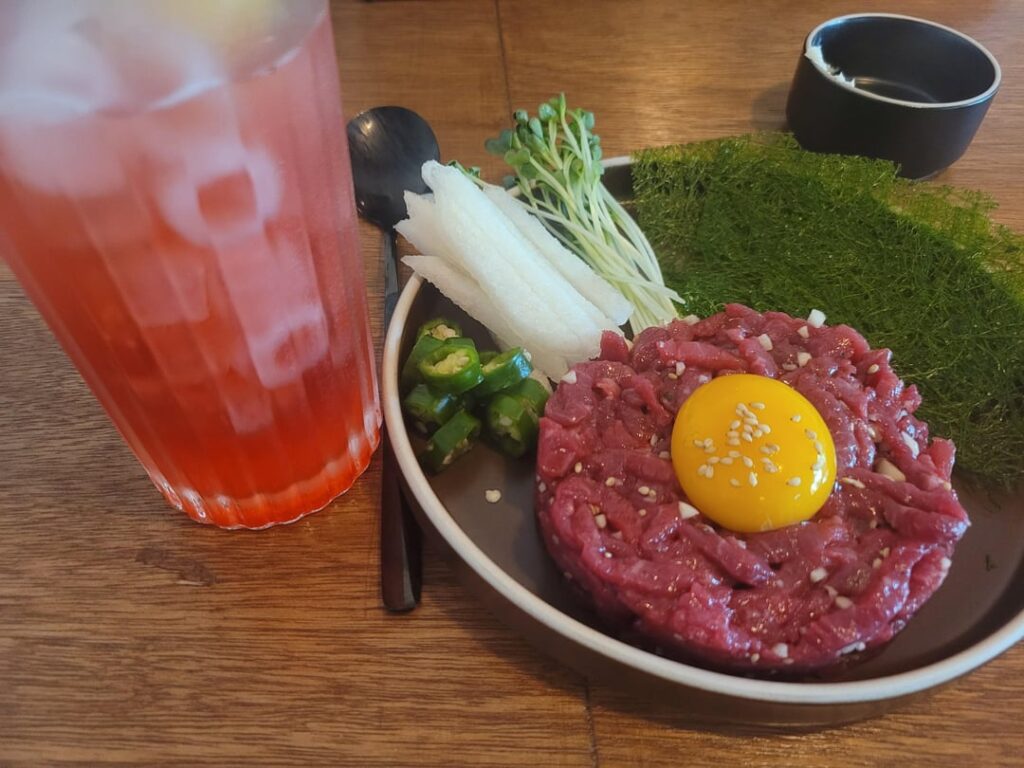 I ate raw meat at a bar with my friend yesterday