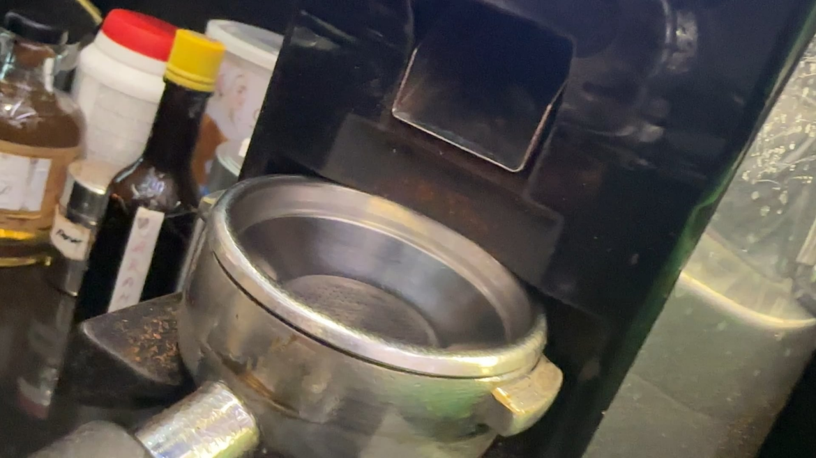 Why does coffee grinder get clogged? I cleaned it but didn’t help.