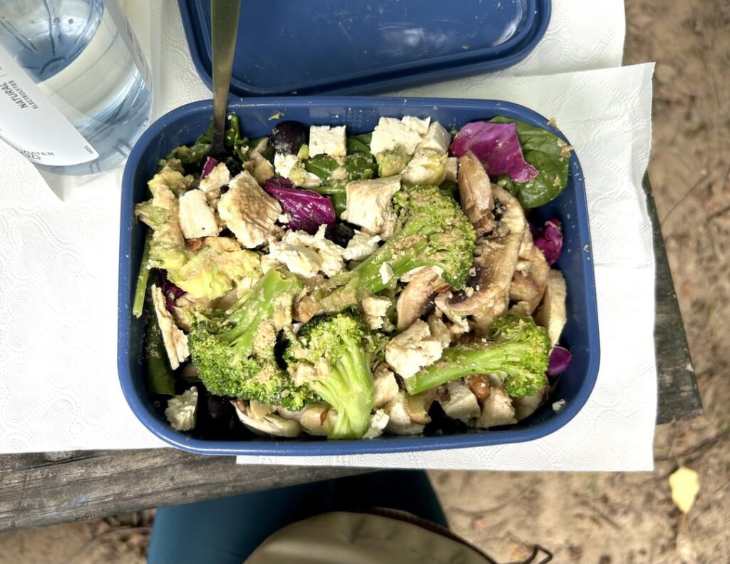 Packed lunch in the park: Spinach salad, 366 calories, 22 G protein