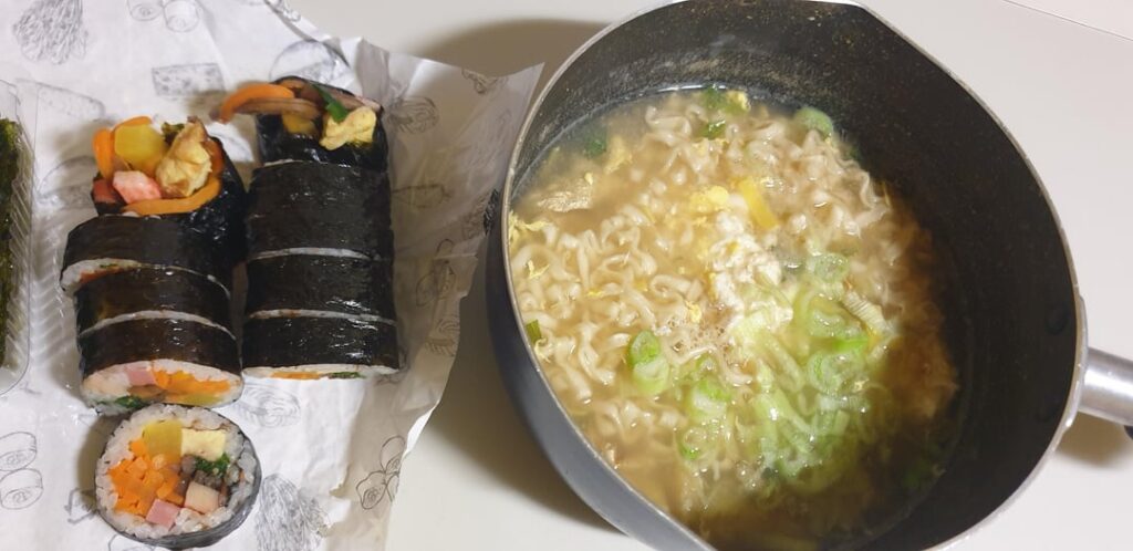 Kalguksu ramen and Kimbap
