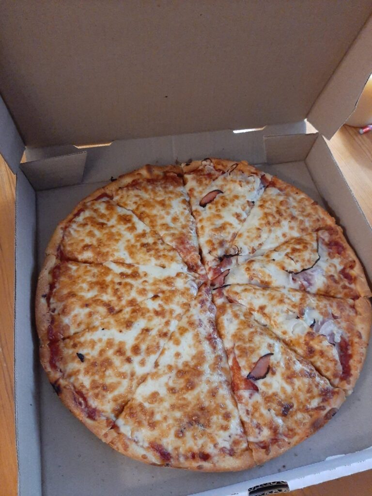 calories in this half cheese, half onions and ham pizza?