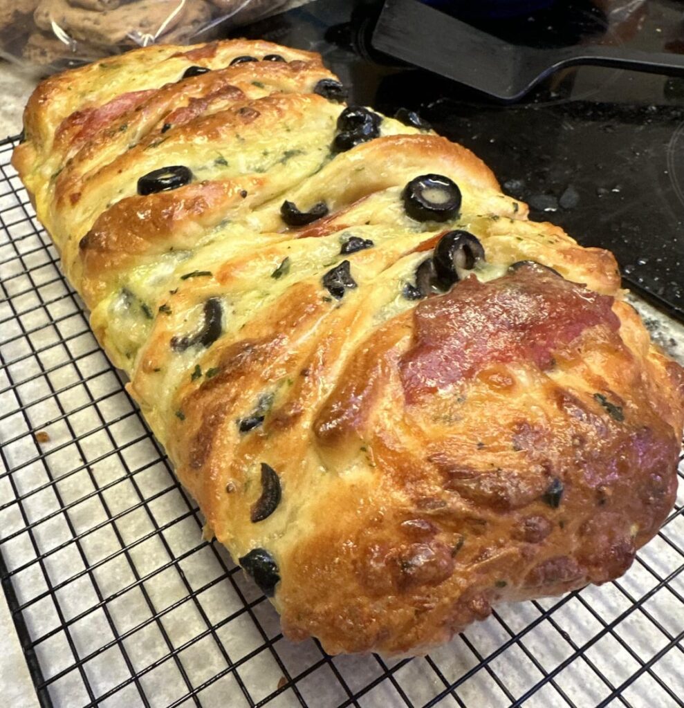 I made a pull apart pizza bread!! I made a pull apart pizza bread!!