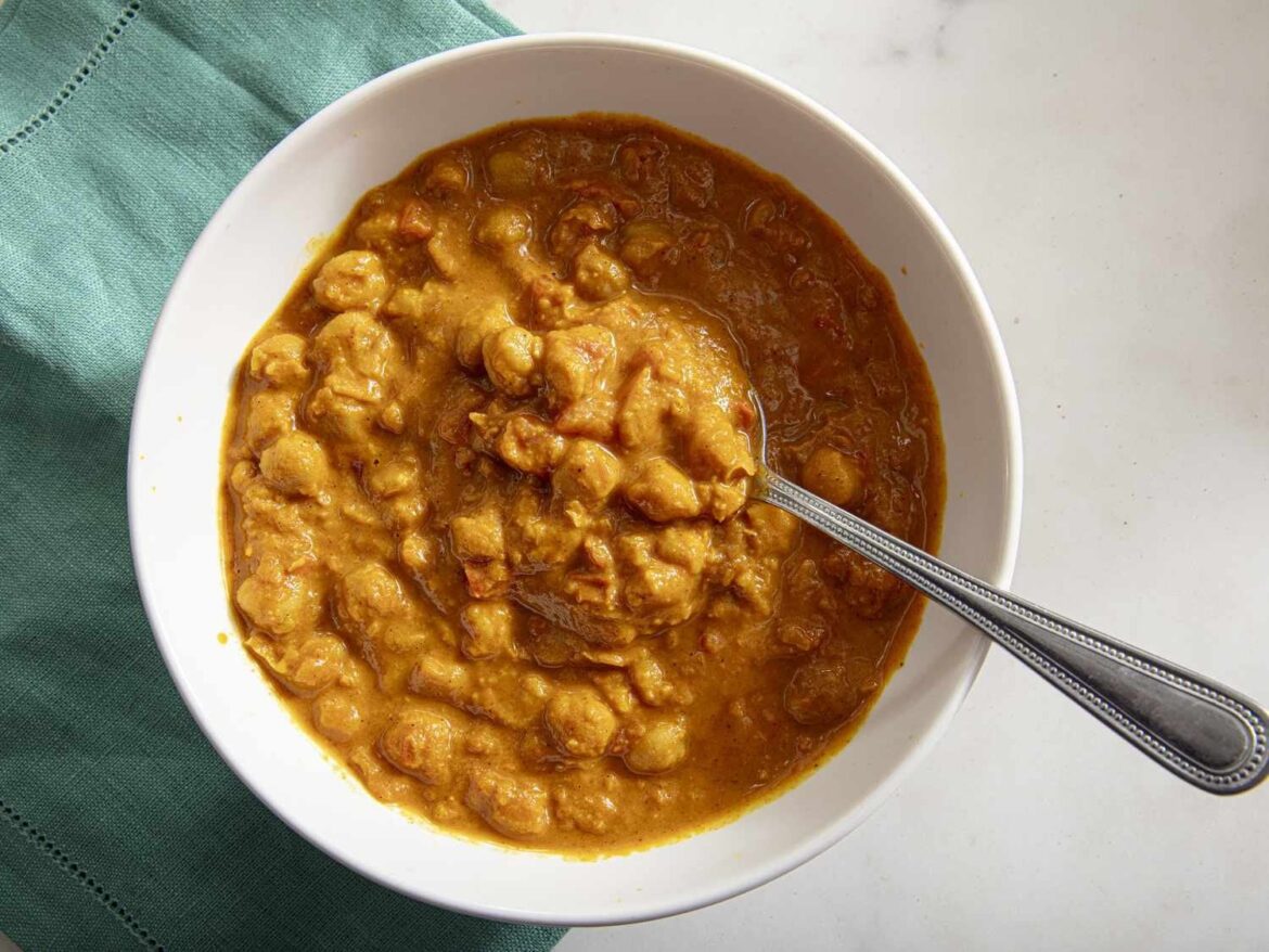 Making delicious Chana Masala does not need an elaborate 1 hour cooking ritual.