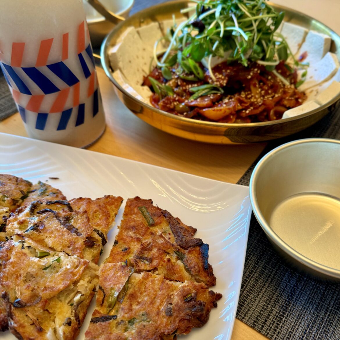 Dubu kimchi and bindaetteok