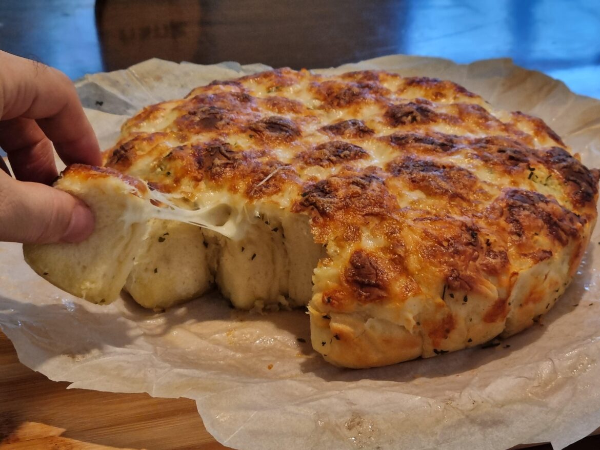 I tried making cheesy garlic monkey bread