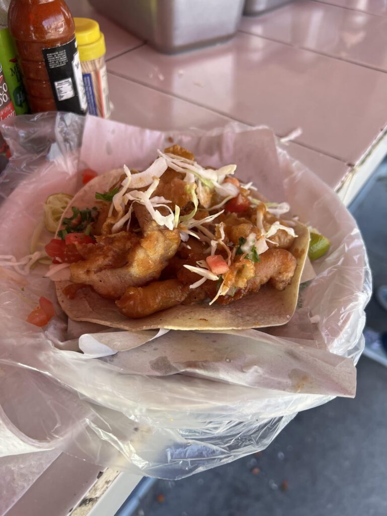 Tacos de pescado, de camarones, de asada, de suadero, y al pastor; varios lugares, de Tijuana, B.C