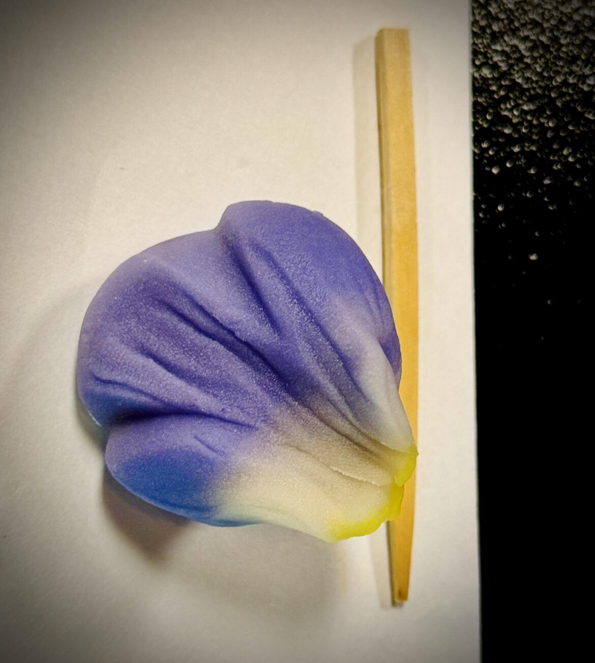 [I ate] a Japanese red bean cake that looks like a petal.