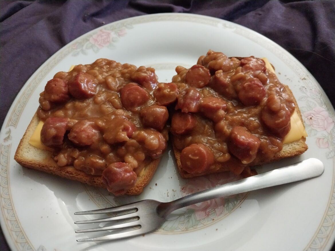 Beanie Weenies on cheese toast for a drunken breakfast.
