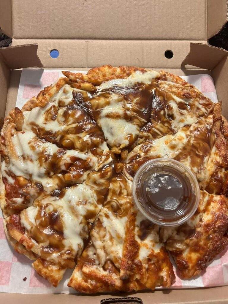 After hawaïen pizza, Canadians are proud to present: the poutine pizza