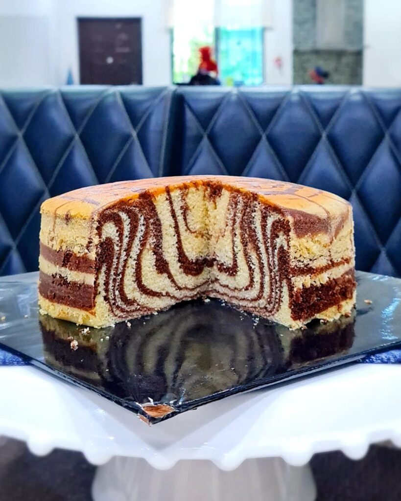 made Zebra Butter Cake to celebrate Father's Day, moist yet fluffy with good spring back, no egg separation method, 1batter makes 2flavors, so buttery and fragrant
