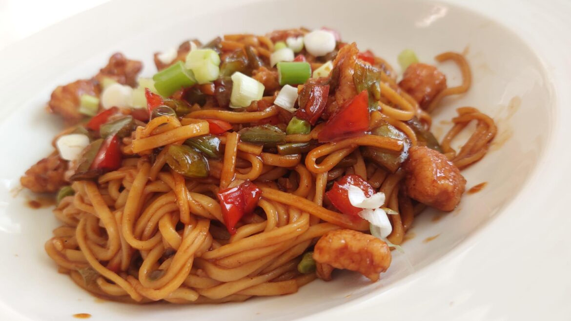 Sweet and Sticky Chicken Thigh Noodles! 9/10 - Excellent meal, would just add a tiny bit of spice next time. The free Gu chocolate mousse ganache pots went down a treat too!👍 https://strms.net/hellofresh_loadfm - To join me with 60% off first box + free dessert for life.