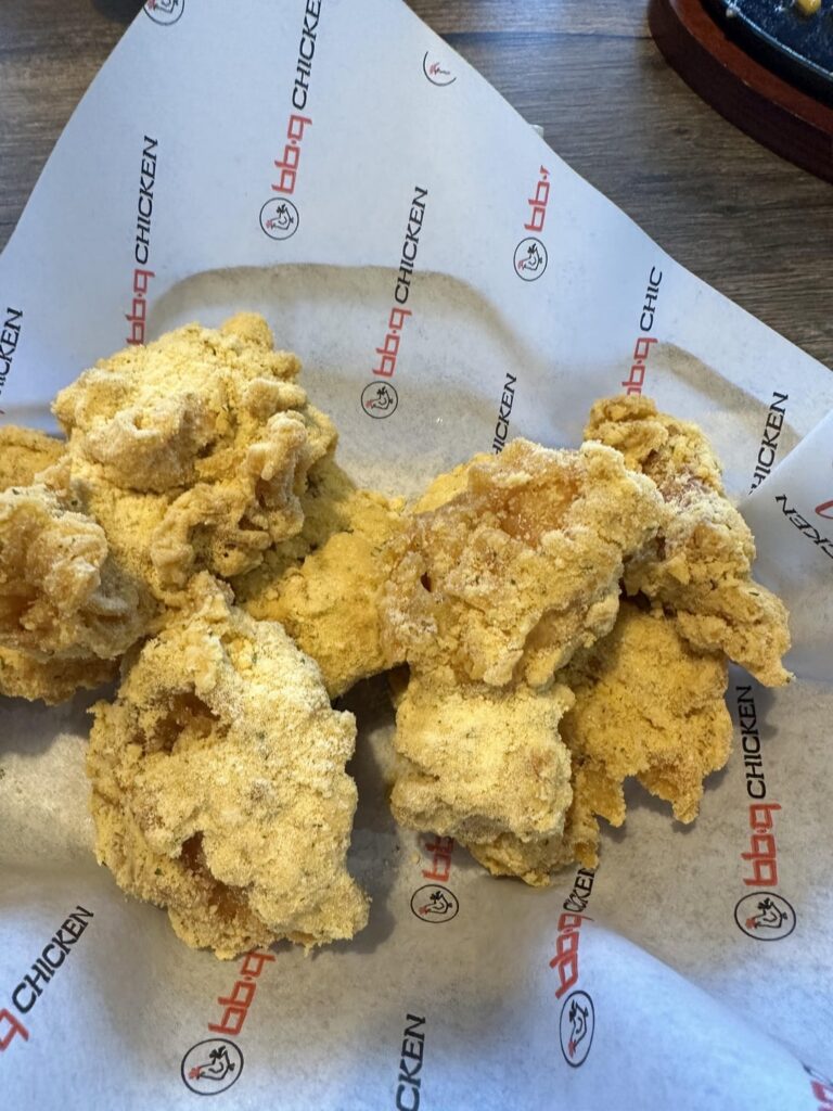 bb.q chicken : 치즐링 (Cheesling), 황금 오리지널 (Golden Original), & some 콘치즈 (corn cheese)