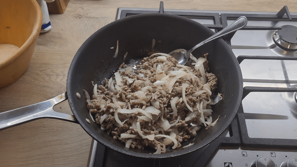 Very simple, but Ireally like it: minced meat with white onions. No oil because of diet tho