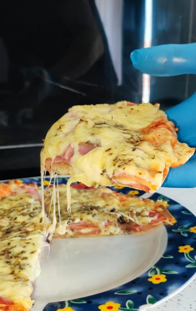 Pizza from 2 tortillas ready in 15 minutes